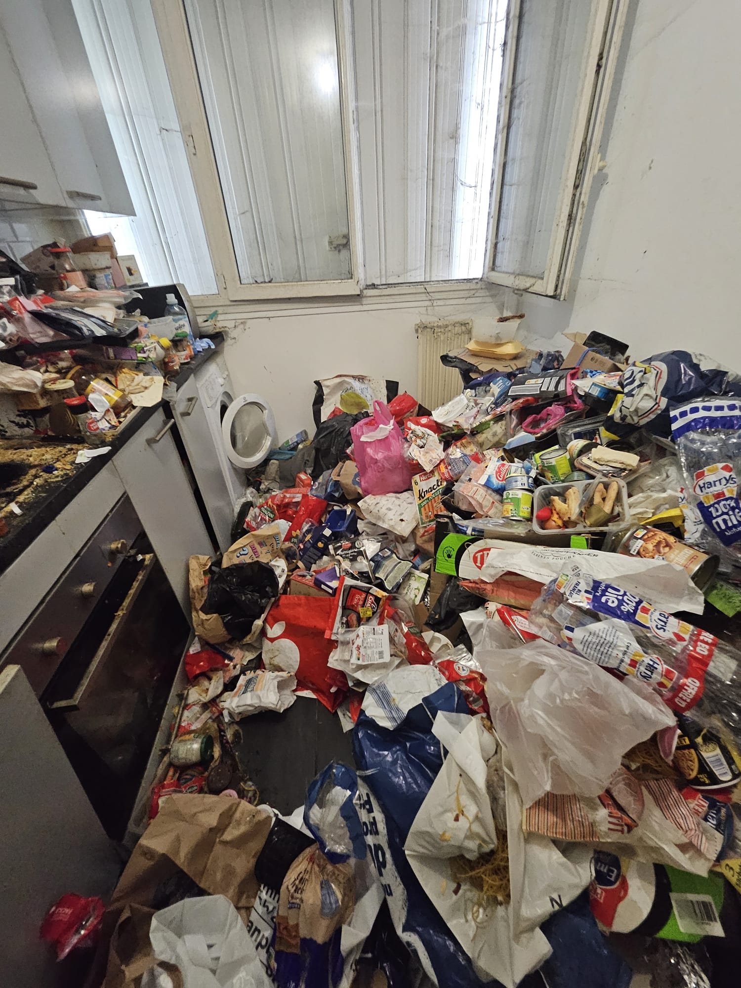 Avant nettoyage syndrome de Diogène à Bolbec 76210 - Logement encombré avant intervention Novalia Services