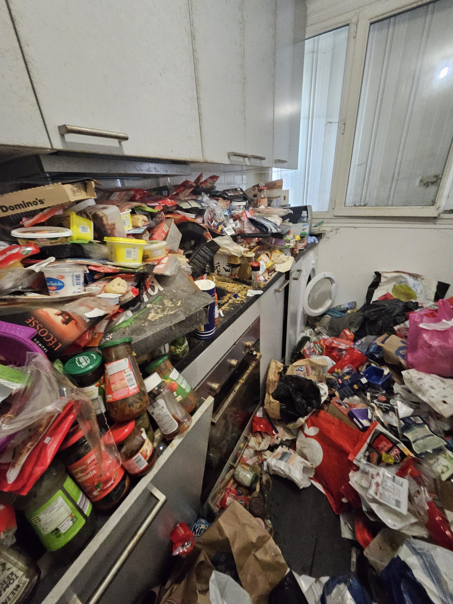 Avant nettoyage après squat Charny Orée de Puisaye 89120