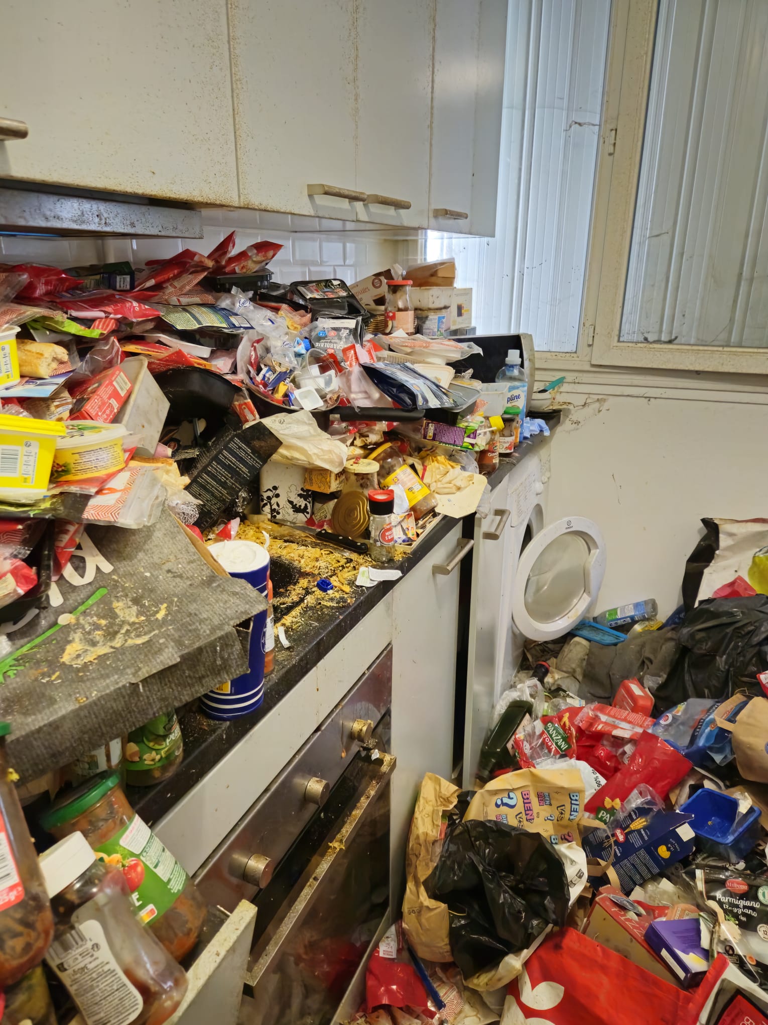 Avant nettoyage logement insalubre Paris 3e arrondissement 75003 - syndrome de Diogène