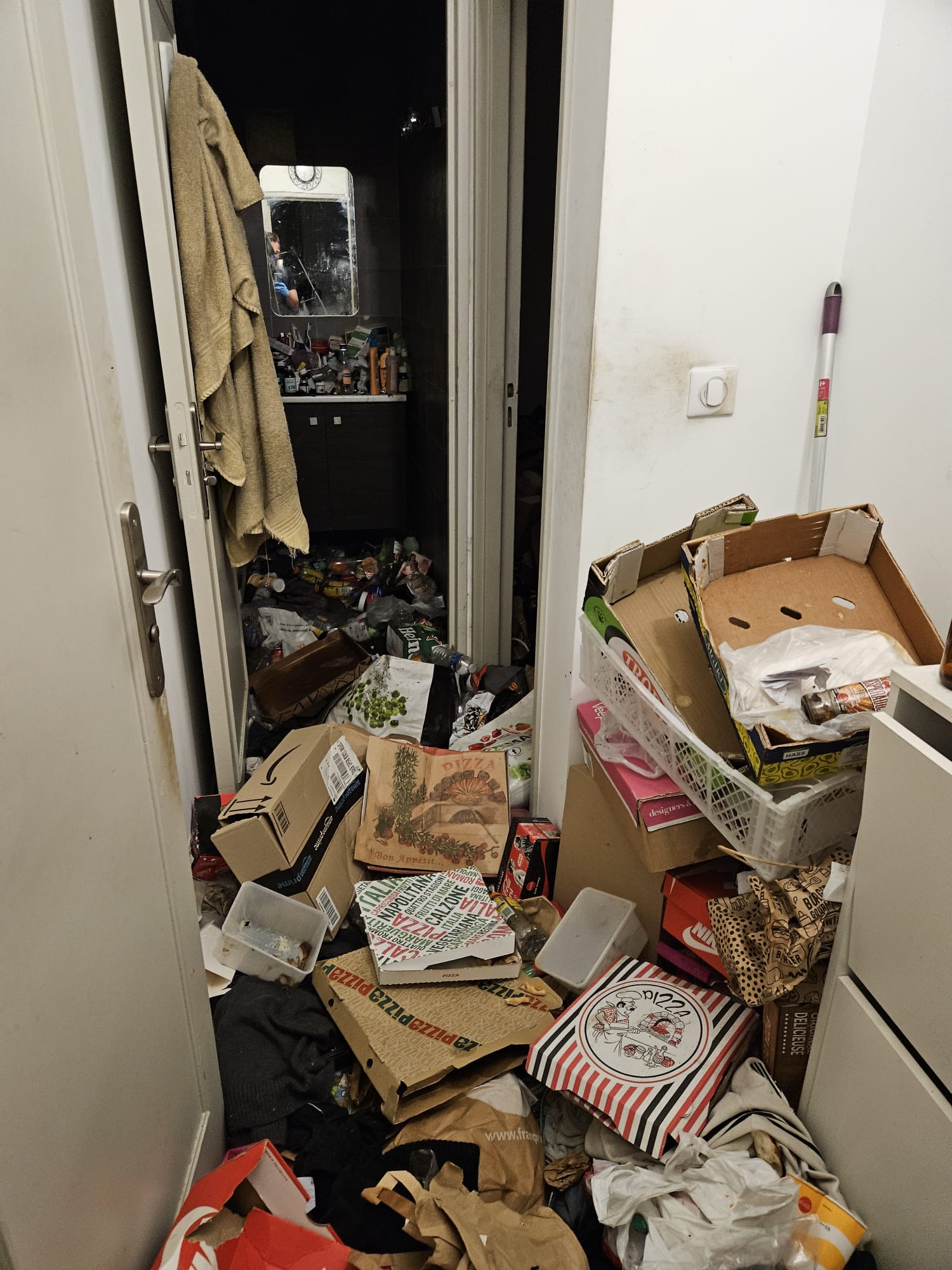 Avant debarras extreme a Courbevoie 92400 - Logement encombre avant intervention Novalia Services