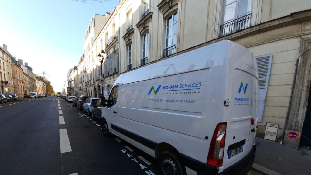 Véhicule Novalia Services — intervention nettoyage après décès à Paris, rue haussmannienne